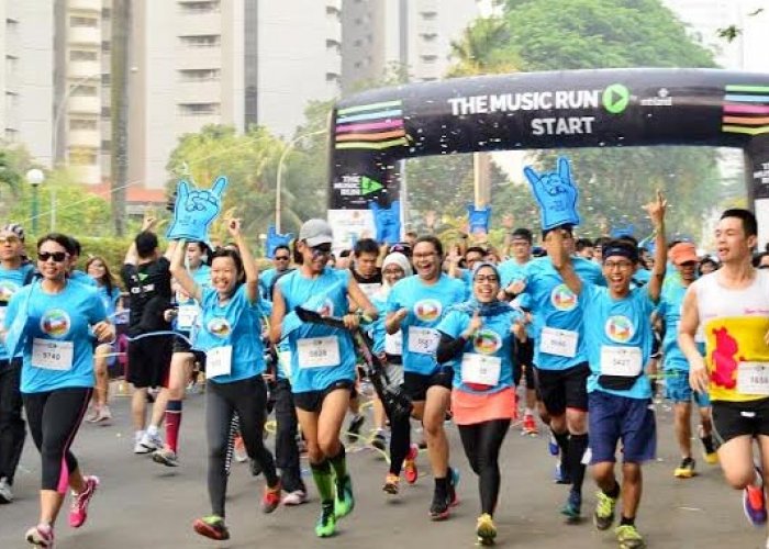 Lari Diiringi Musik Riuhkan Parkir Timur
