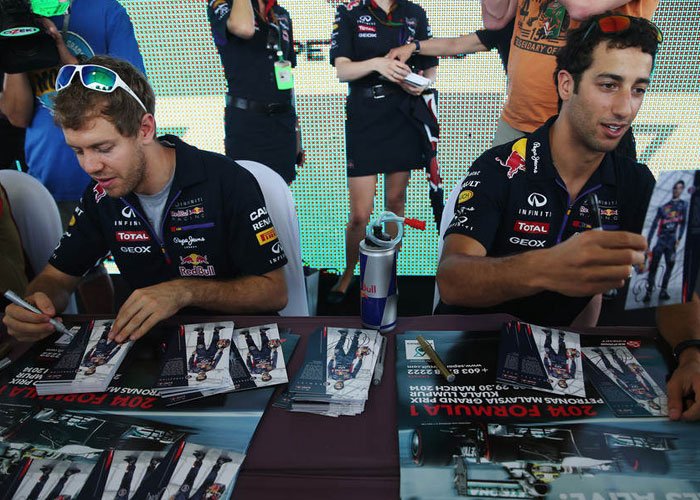 Vettel Pastikan Cabut, Ricciardo Terkejut