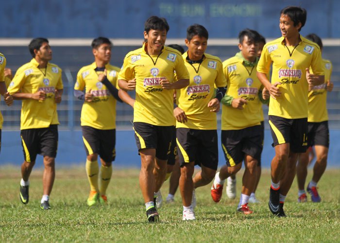 Beda Jadwal, Arema-Brisbane Roar Tunda