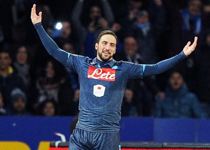 Gol Dramatis Higuain, Napoli Depak Inter