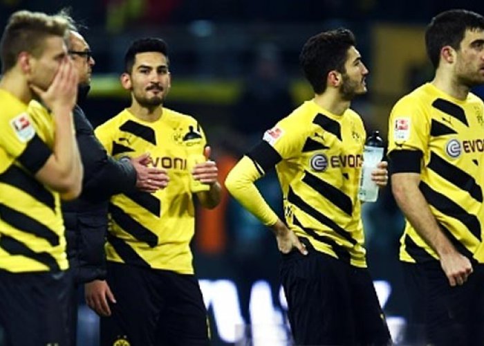 Disikat Augsburg, Dortmund Kian Terjepit