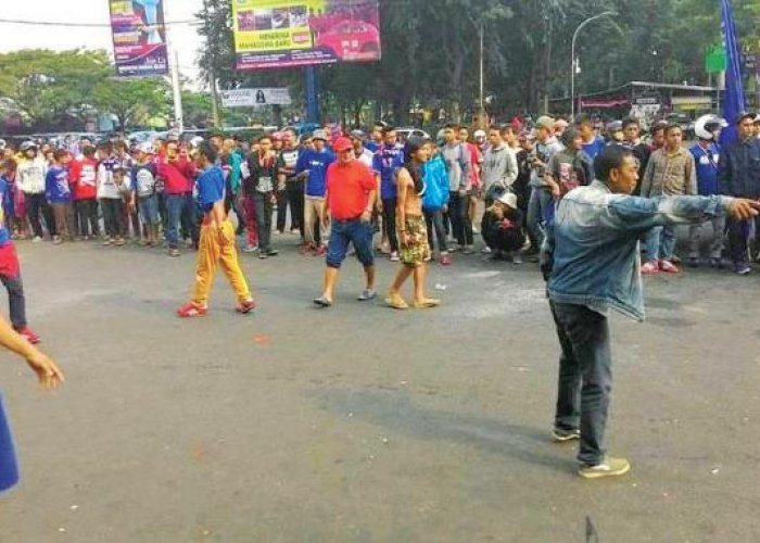 Arema-PBR Batal, Aremania Main di Jalan