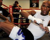 Sisa 3 Pekan, Bobot Mayweather Jr Lebih