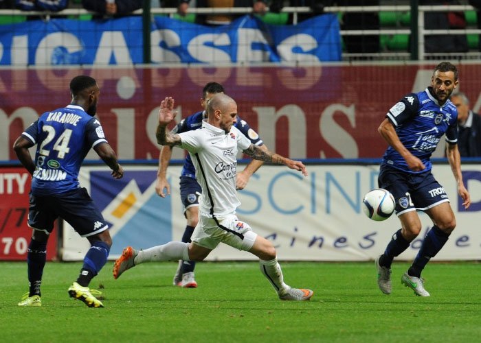 Atasi Montpellier, Caen Tempel Ketat PSG