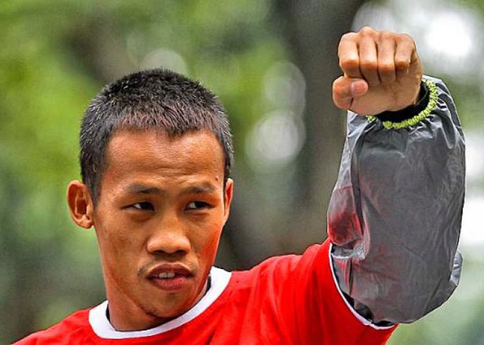 Fokus Gelar WBO, Tarung Cino Ditunda
