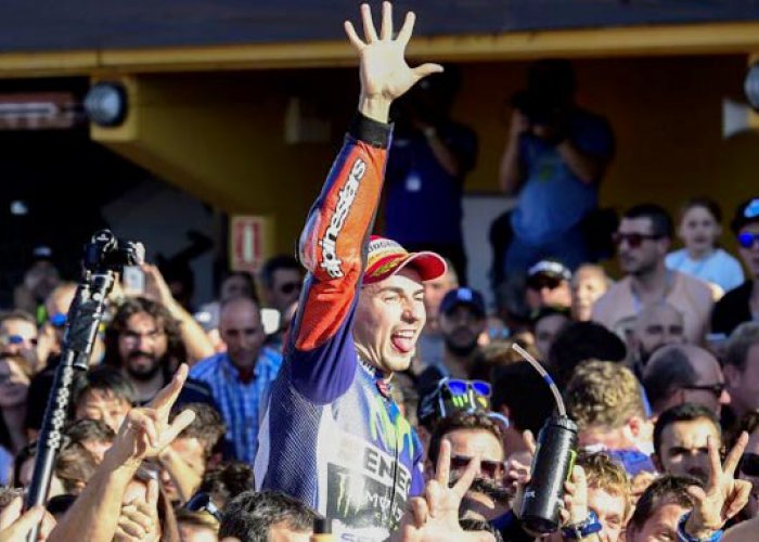 Rossi Antiklimaks, Lorenzo Nikmati Berkah