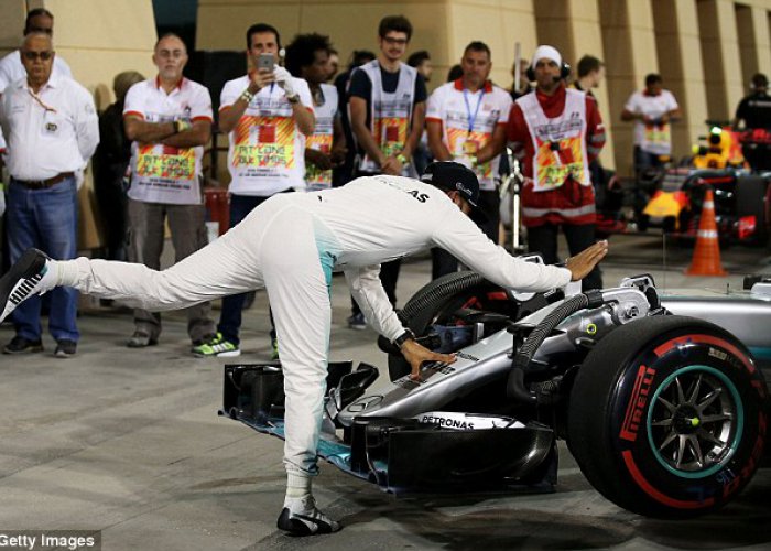 Hamilton Terdepan, Rio di Barisan Belakang