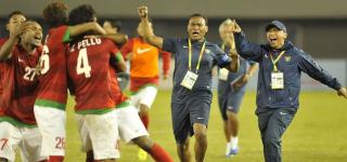 Takhta Disikat, Emas Sepakbola Obat